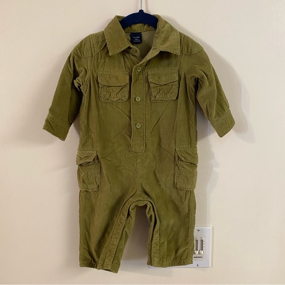 Green corduroy one-piece with cargo pockets and point collar - Picture 1 of 11